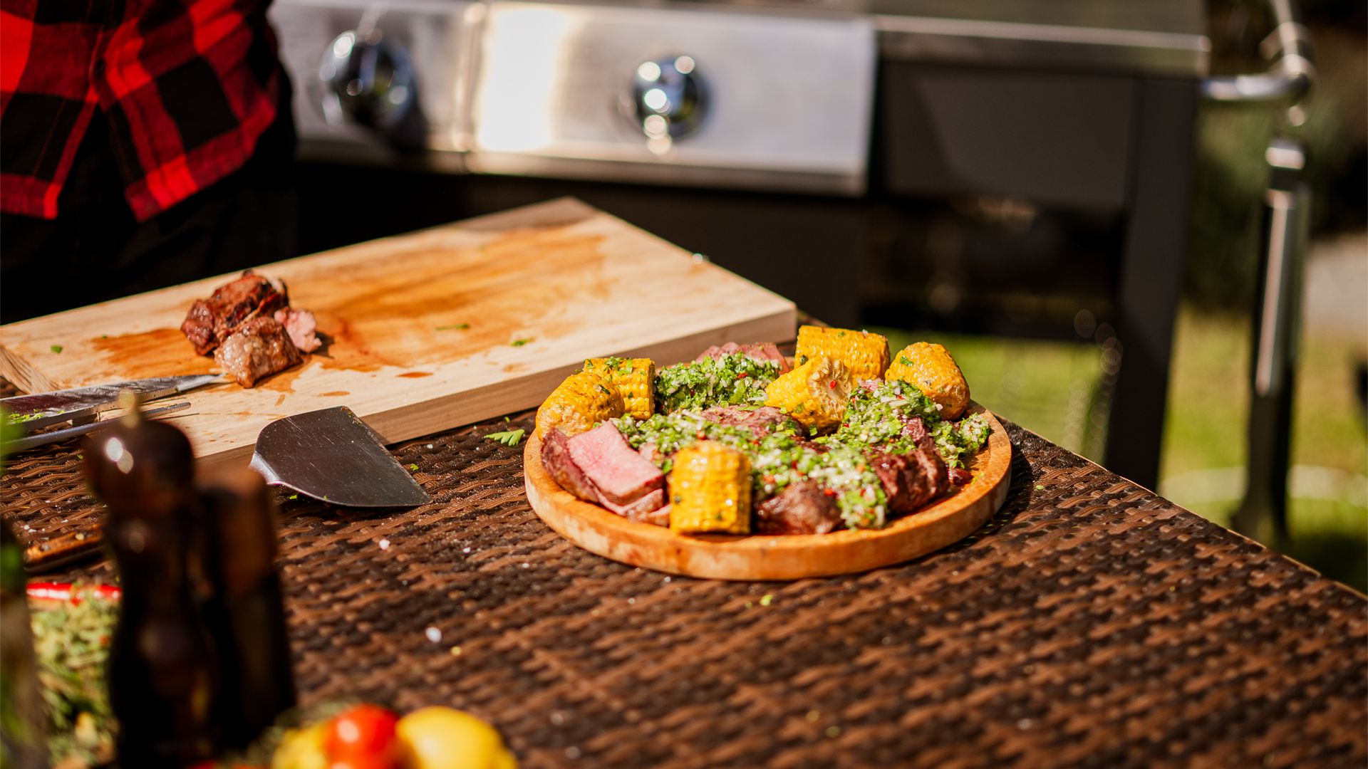 šťavnatý steak se sladkými grilovanými kukuřicemi a pikantní argentinskou omáčkou chimichurri